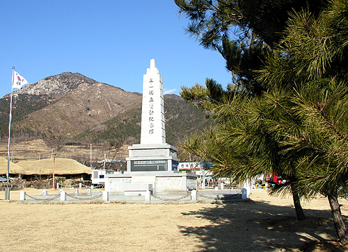 정문앞 잔디밭엔 새롭게 만들어진 탑이 우뚝 서 있다 